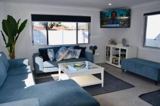 Pet Friendly Beach House with pool - Sleeps 10 - Urangan - 6