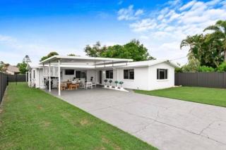 Pet Friendly Beach House with pool - Sleeps 10 - Urangan - 9