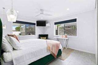 Pet Friendly Beach House with pool - Sleeps 10 - Urangan - 2