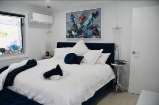 Pet Friendly Beach House with pool - Sleeps 10 - Urangan - 3