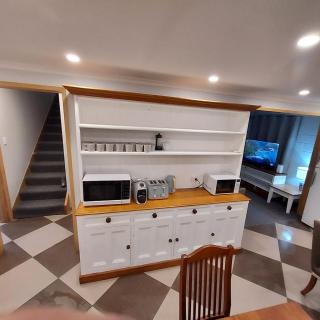 Huge Home, 9 Bed, 6 Bath, Sleeps 22, Central Location, Walk to Shops - Jindabyne - 2