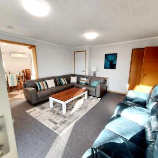 Huge Home, 9 Bed, 6 Bath, Sleeps 22, Central Location, Walk to Shops - Jindabyne - 7