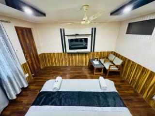 Hotel Luxury Inn - Srinagar - 5