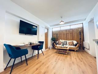 Private 2 Bed Guest House - Van Parking, M25 & A1 connections - Potters Bar - 6