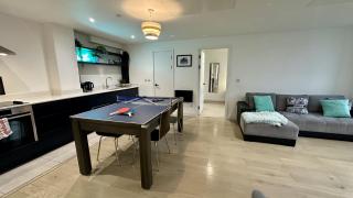 Lux Livin' Apartments - Luxury 2 Bed Apartment with Sky Garden - 3