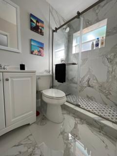 Renovated Apartment Quiet Backyard, Jacuzzi, BBQ,2 - 3