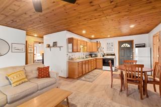 Cozy Cabin in Heber with a deck, fireplace and pet friendly - 1