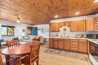 Cozy Cabin in Heber with a deck, fireplace and pet friendly - 2