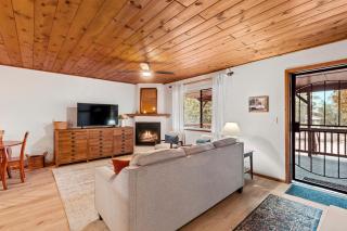 Cozy Cabin in Heber with a deck, fireplace and pet friendly - 4