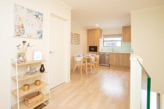 Generous 2-Bed Townhouse With A Private Balcony - Batemans Bay - 1