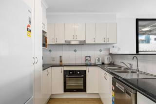 Beachside 3-Bed with BBQ, Pool, Gym & Tennis Court - Marcoola - 4