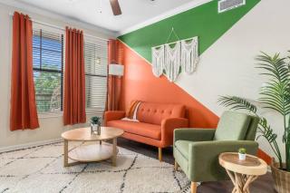 Modish King Bed w/ Pool & Gym - Houston - 0