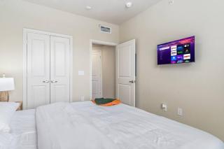 Modish King Bed w/ Pool & Gym - Houston - 5