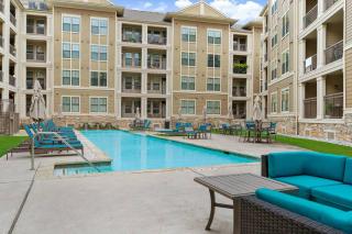 Modish King Bed w/ Pool & Gym - Houston - 4
