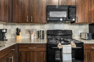 Modish King Bed w/ Pool & Gym - Houston - 3