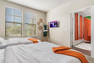 Modish King Bed w/ Pool & Gym - Houston - 2