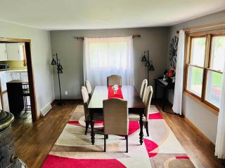 Huge 5 Bedroom 2 12 Bathroom And Pet Friendly - Ontario - 9