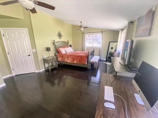 Huge 5 Bedroom 2 12 Bathroom And Pet Friendly - Ontario - 5