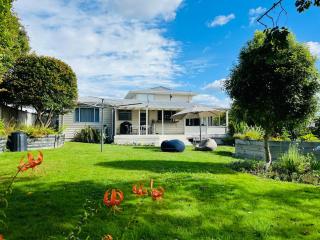 Spacious 4 brm home with spa and large garden - Taupo - 0
