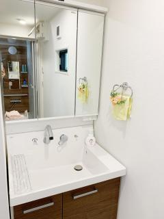 Shinjuku#ookubo#kabukicho#New built 4beds room,3 toilets, 2 shower rooms#新宿中心#大久保#歌舞伎#地铁站步行2分#新建一栋3层楼 4个卧室3个卫生间2个浴室1个客厅#高速无限制网络#智能马桶#干湿分离103 - 2