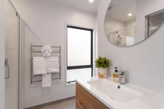 Brand New What a Steal Plus Free off Street Park - 3