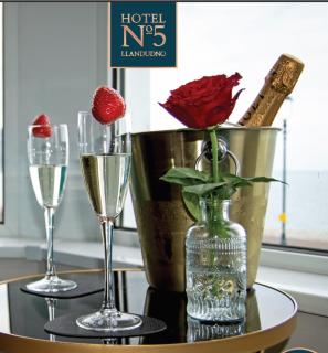 Hotel No5, Beachfront with Free Private Car Park - Llandudno - 7
