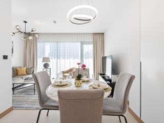 Hidden Gem, Waterfront Escape With Harbor View - Dubai - 7
