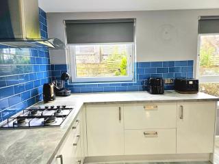 Lovely 3 bedroom Apartment By Sensational Stay Short Lets & Service Accommodation with 6 beds - Edinburgh - 2