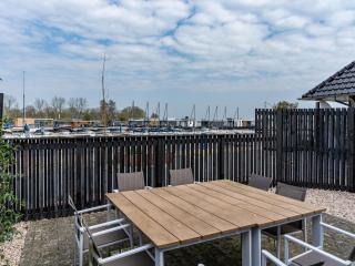Holiday Home in Sneek with Waterfront Jetty - Sneek - 6