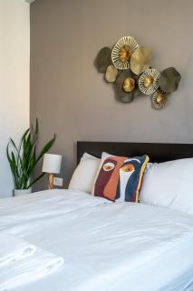 Elegant Getaway Near Iconic Eagles' Bridge - Sofia - 5