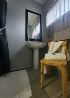 OR Tambo Rudman B self-Catering Home L2 - 4