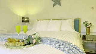 Centre of Stoke Fleming near Dartmouth - Beautifully Decorated & Cosy Apartment - Premium Beds with Crisp white bedding - Peaceful Location - Private Outdoor Patio - Private Parking - Beaches, Village Pub & Restaurant - Perfect for a Relaxing Holiday - 9