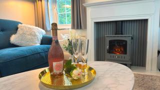 Holidays by the beach are good for your soul and Seaview Palms is a lovely Devon seaside home make it yours for a romantic break or family adventure with private parking outdoor terrace village centre with a fab gastro pub shops and restaurant 120 reviews - Stoke Fleming - 4