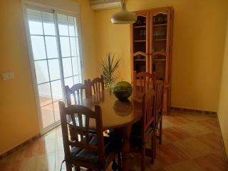 Chalet adosado con azotea andaluza y patio, junto a la playa - 9