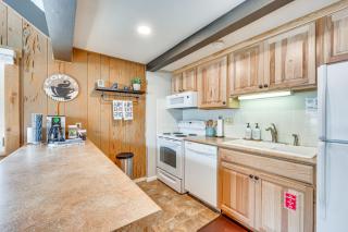 Cozy Estes Park Condo with Balcony and Fireplace! - 9