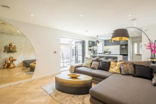 Luxury 2 Bedroom Apartment with AC and Parking - 0