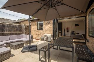 Luxury 2 Bedroom Apartment with AC and Parking - Cambridge - 8