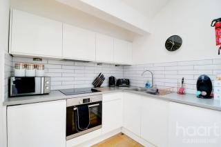 Lovely 1 Bedroom Flat with Free Off Road Parking - Chesterton - 5