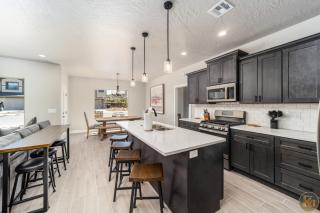 Park Views~ Hot Tub Pool~ 4 Private Master Suites - Hurricane - 8