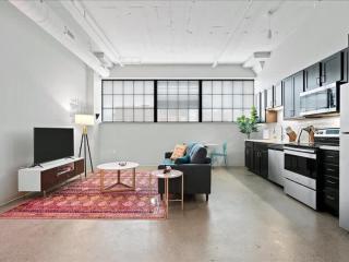 CozySuites Lavish 1BR, Downtown Pittsburgh - 2