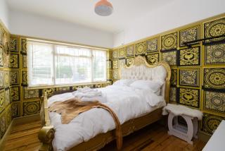 Deluxe 2 Bed Versace HotTub SkyTV - Saffron Walden - 8