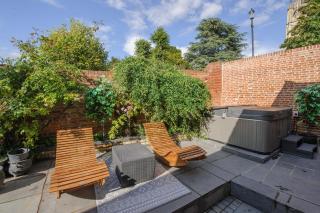Executive Suite with Private Hot Tub SkyTV - Saffron Walden - 3