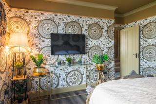 Luxury Versace 1 Bed Hot Tub Pool Table Sky Tv - London - 5