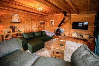 Reindeer Lodge Very Special Retreat With Private Hot Tub Near Cannock Chase By StayStaycations - - 1
