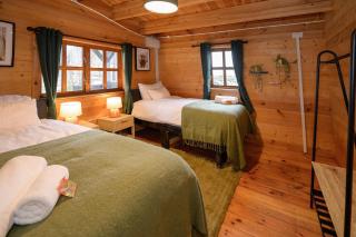Reindeer Lodge Very Special Retreat With Private Hot Tub Near Cannock Chase By StayStaycations - - 6