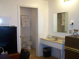 Golden Knight Inn and Suites - 4