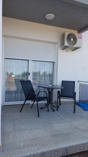 D&M Studio Apartments - Bar - 4