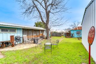 Fifties Diner-Style Llano Home with Shared Fire Pit - Llano - 8