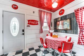 Fifties Diner-Style Llano Home with Shared Fire Pit - Llano - 3