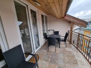 Merry&Car - HUGE BALCONY + Living Room + 2BR - Budapest - 9